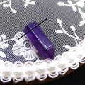 Makroaufnahme eines violetten Amethyst-Hexagonal-Kristallprismas mit natürlichen Einschlüssen - Amethyst