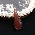 Rode zandsteen druppel hanger met vergulde metalen rand voor DIY sieraden - 12x36mm / Aardbeienkwarts