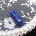 Makroansicht des Lapis-Lazuli Sechseck-Prisma-Anhängers mit Bohrung für DIY-Schmuckzubehör - Lapislazuli