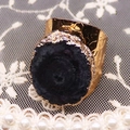 Détail macro d'une bague martelée dorée avec géode d'agate naturelle et feuilles d'or - 21x30mm / Noir Violet Foncé (No. 6)