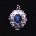Detaillierte Makroansicht des Vintage-Ovalsiberanhängers mit blauem Lapislazuli-Edelstein - Lapislazuli