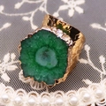 Gros plan sur la pierre de druzy verte et l'anneau réglable plaqué or martelé fin - 21x30mm / Vert (N° 4)