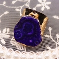 Détail macro d'une bague en géode de pierre naturelle violette dorée au style martelé - 21x30mm / Violet Foncé (No 7)