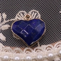 Macro-opname van hartvormige hanger met blauwe edelsteen en vergulde metalen rand - 17mm 2g/stuk / Lapis lazuli