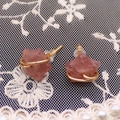 Dettaglio degli orecchini a stella in quarzo fragola rosa con filo d'oro avvolto - Quarzo rosa