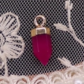 Dettaglio di un ciondolo esagonale in cristallo rosa con cappuccio dorato su pizzo bianco - 6x14mm / Pietra Rosso Rosa