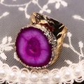 Bague ajustable en laiton doré avec pierre d'agate violette et texture martelée raffinée - 21x30mm / Rouge-Violet (No. 1)