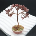 Mini albero della vita in cristallo con gemme marroni e filo di rame intrecciato - Quarzo Fragola