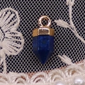 Pendente esagonale in lapislazzuli con gancio dorato su fondo in pizzo bianco - 6x14mm / Lapislazzulo