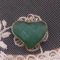 Groene malachiet hartvormige hanger met gefacetteerde slijpvorm en vergulde metalen rand - 17mm 2g/stuk / Groene Aventurijn