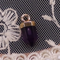 Ciondolo esagonale in cristallo viola scuro con cappuccio dorato su pizzo bianco - 6x14mm / Purple Crystal