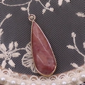 Pendentif en pierre naturelle rose en forme de goutte avec bordure plaquée or - Rhodonite