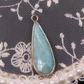 Pendentif en pierre naturelle bleu clair en forme de goutte avec bordure dorée - Amazonite