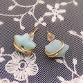 Orecchini a perno a stella in pietra naturale con avvolgimento in filo dorato - Amazonite