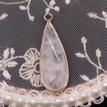 Pendentif goutte en quartz rose naturel avec une élégante monture en métal doré - Cristal blanc