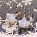 Orecchini a perno a stella in opalite avvolti in filo d'oro con finitura iridescente - Opale