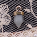 Pendente esagonale in opalite con gancio dorato su sfondo di pizzo bianco elegante - 6x14mm / Pietra di Luna Grigia
