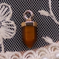 Pendente esagonale in pietra occhio di tigre con chiusura dorata e sfondo di pizzo - 6x14mm / Occhio di tigre