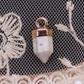 Ciondolo esagonale in pietra marmorizzata bianca con cappuccio dorato per gioielli DIY - 6x14mm / Howlite