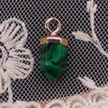 Pendente esagonale in malachite con strisce verdi e nere e gancio in metallo dorato - 6x14mm / Malachite