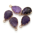 Lot de cinq pendentifs gouttes en améthyste violette facettée avec boucles dorées - Améthyste