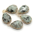 Pendentifs gouttes en pierre naturelle tachetée verte avec bord doré, lot de cinq - Pierre Tachetée Gris-Vert (No.8)