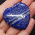 Perle en forme de cœur en Lapis-Lazuli poli avec inclusions dorées naturelles - 40mm / Lapis-lazuli