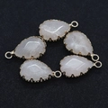 Cinq pendentifs gouttes en pierre naturelle blanche facettée avec bordure dorée - Jade Blanc
