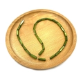 Filo di perle cilindriche in conchiglia verde su un vassoio display in legno naturale - Verde (N. 7)