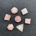 Makroaufnahme von 7 polierten Rosenquarz-Platonischen-Körpern mit heiliger Geometrie - 7 Stk Pro Set (Rosenquarz) / Rosa