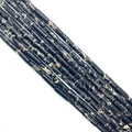 Vue macro de perles cylindriques en marbre avec des veines naturelles noires et beige - 4x13mm / No.7 (Veines Noir Fauve)