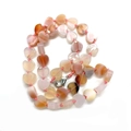 Dettaglio di collana fatta a mano con pietre naturali a cuore e cordino rosa annodato - Opalite (N. 16)