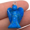 Ciondolo angelo in pietra naturale blu con gancio argento mostrato sulla mano - Forma di angelo / Blu (n. 4)