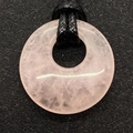Collana con ciondolo a ciambella in quarzo rosa con cordino nero e trama in pietra naturale - Quarzo rosa