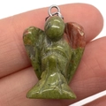 Ciondolo angelo in pietra naturale unakite con gancio argento nei toni verde e rosso - Forma di angelo / Unakite
