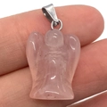 Ciondolo angelo in quarzo rosa con gancio argento mostrato per scala - Forma di angelo / Quarzo rosa