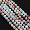 Nahaufnahme von 4-12mm Natursteinperlen mit blauen und rotbraunen Maserungen - 4mm / US 1