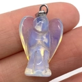 Ciondolo angelo in opalite con gancio in metallo tenuto in mano per mostrare la misura - Forma di angelo / Opale