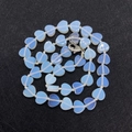 Collana in opalite fatta a mano con pietre azzurre a forma di cuore e chiusura a moschettone - Opale