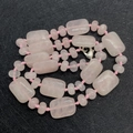 Collier en quartz rose avec des perles rectangulaires et des cristaux polis rose - Quartz rose
