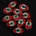 Dettagli macro di perline in conchiglia di ciprea rossa con motivi Evil Eye per gioielli - N. 6 (20 Pezzi/confezione) / 9x19mm,1.5g