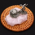 Amethyst Kristallfigur mit Miniatur-Bergmann aus Metall beim Abbau von Rohsteinen - 55x55mm / Rosenquarz Bergarbeiter (Stil 1)