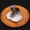 Detail einer Amethyst Edelstein Bergmann Statue mit Tigerauge und Rohkristall Basis - 55x55mm / Weißer Kristall Tigerauge Bergarbeiter (Stil 4)
