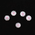 Detailansicht von fünf weißen Gänseblümchen-Muschelperlen mit rosa Mitte für Schmuck - Rosa (Nr. 4)