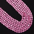 Macro-opname van roze kattenoog steen ovalen kralen met zijdeglans voor DIY-sieraden - Roze