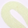Makro-Detail von blassgelben facettierten Natursteinperlen für DIY-Schmuck - Hellgelb (Nr. 7)
