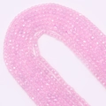Makroaufnahme von 4mm facettierten lila Natursteinperlen für DIY-Schmuck und Armbänder - Durchmesser 2mm / Pink Lila (5)