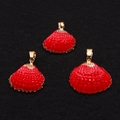 Détail de pendentifs coquillages rouges à bords dorés pour la création de bijoux DIY - No.7 Rouge