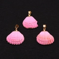 Gros plan de trois pendentifs en coquillage rose avec bordure dorée sur fond noir - N° 6 (Rose)