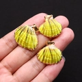 Détail macro de trois pendentifs coquillages jaunes avec bords dorés pour bijoux DIY - 20mm-30mm / Jaune